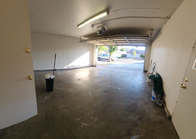 Building Photo - 4 bed 2 bath spacious home with 2 car garage in SLO!