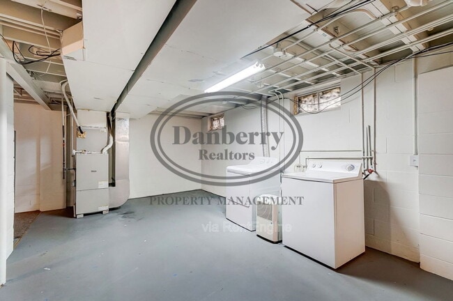 Building Photo - 347 Darrow Ave