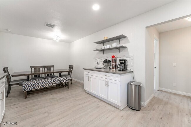 Building Photo - 3209 Kings Way