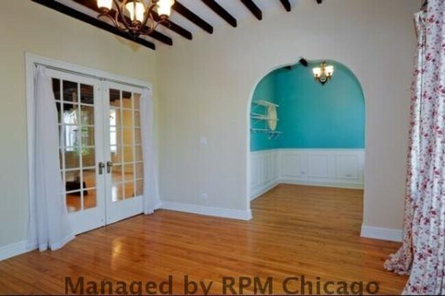 Building Photo - 1357 N Wolcott Ave