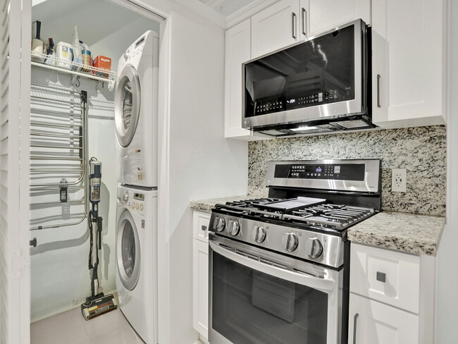 Utility closet with washer/dryer - 1620 Pennsylvania Ave