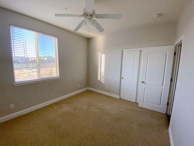Building Photo - Top of the Hill - Gorgeous 5 Bedroom 3 Bat...