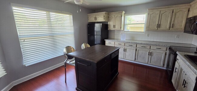 Building Photo - 715 SW Graystone Dr