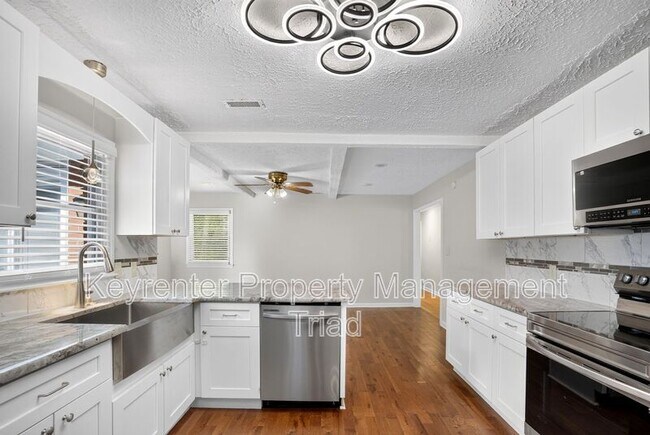 Building Photo - 5108 Lakeshore Ct