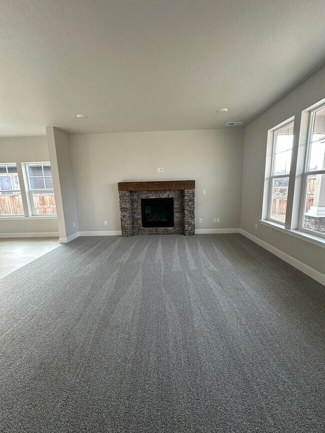 Building Photo - Welcome to this brand-new 3-bedroom, 2.5-bath home located in NW Redmond, OR.