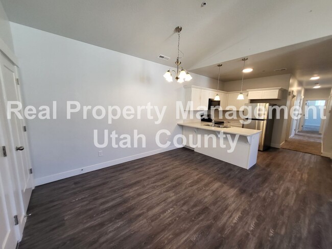 Building Photo - Small Pet Friendly Lehi Condo