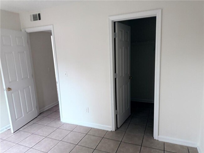 Building Photo - 890 E Cherry St