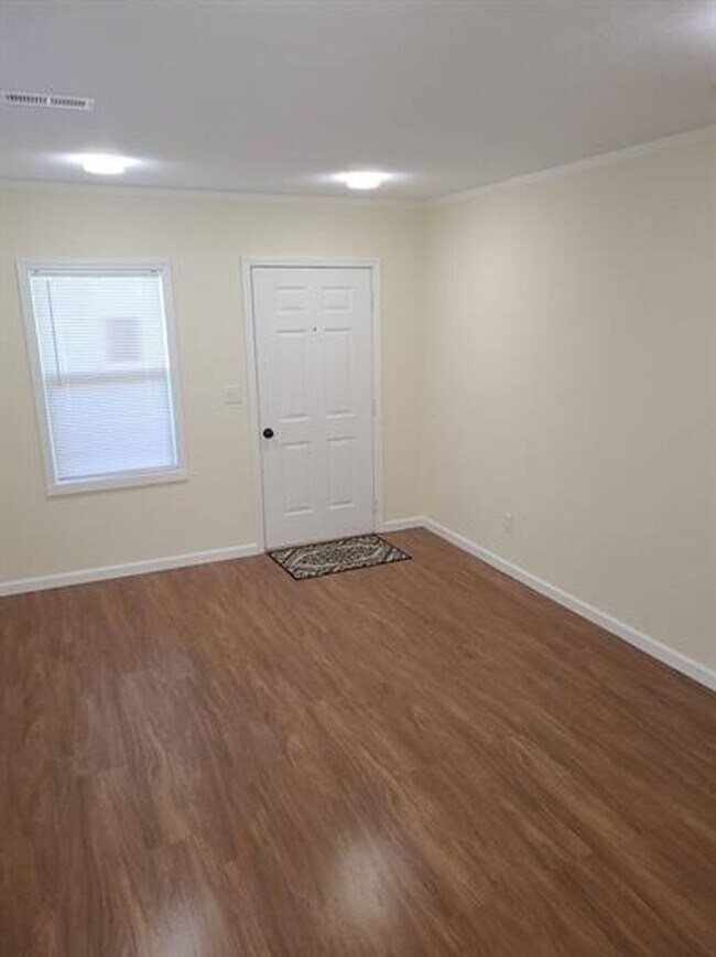 Building Photo - 1538 Longfield Ave