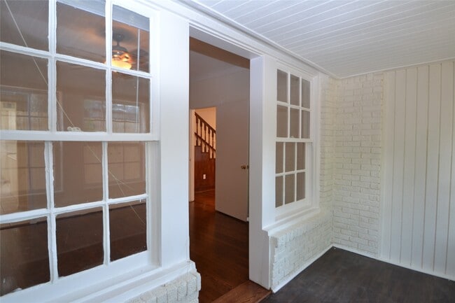 Building Photo - 2135 Bissonnet St