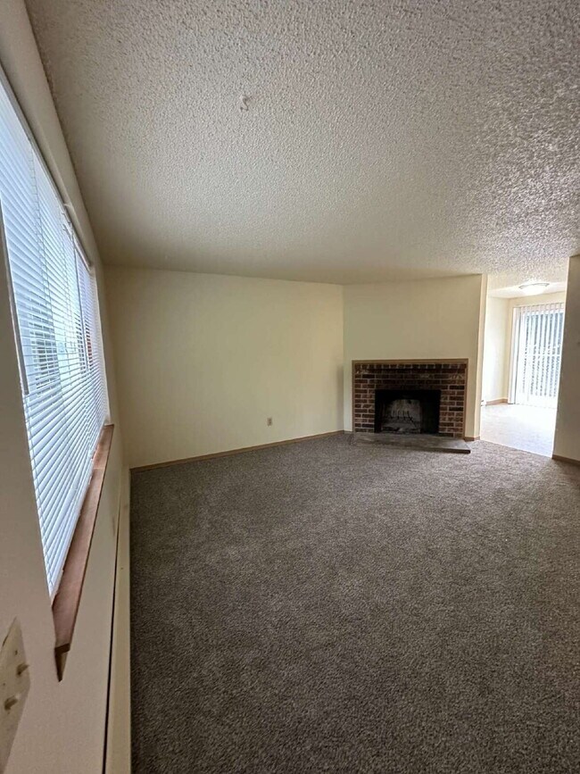 Building Photo - Milwaukie Triplex - 2 Bedroom