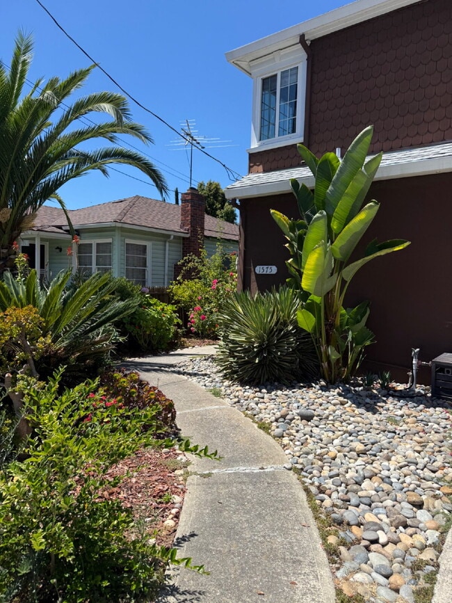 Building Photo - Spacious 4 Bedroom 2.5 Bathroom Hayward Home with Fresh Paint and New Carpet