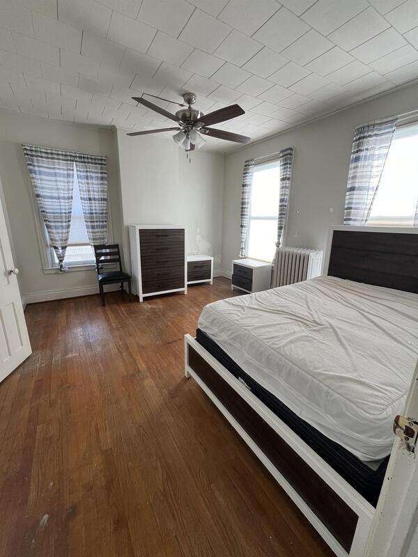 Building Photo - 6 S Lake Ave