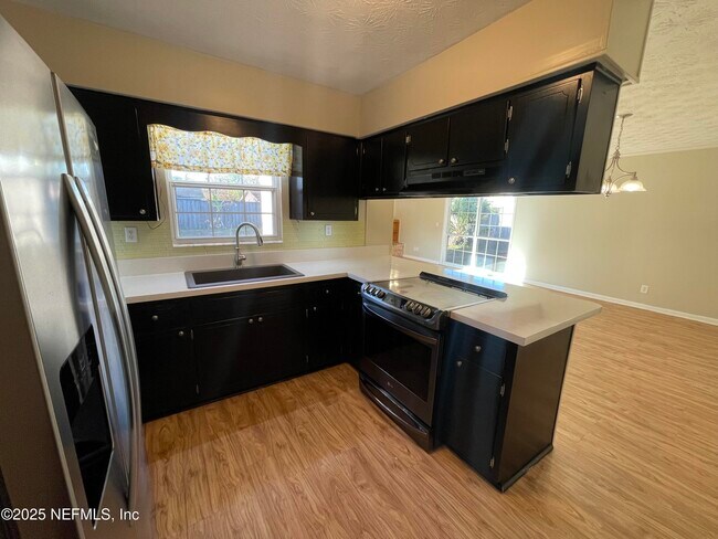 Building Photo - 1136 Willow Ln