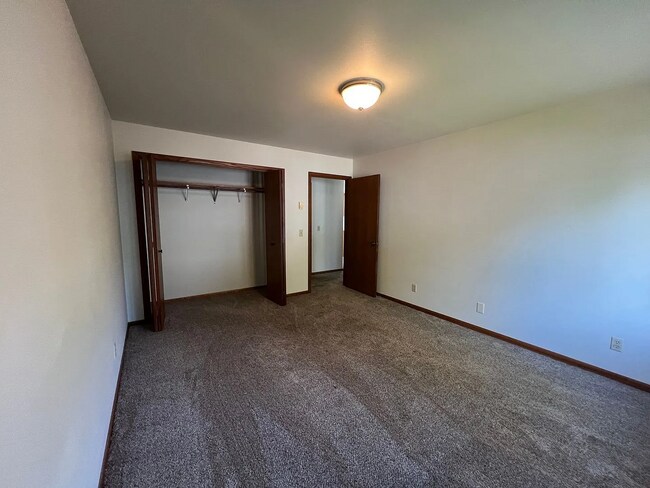 Building Photo - 642-648 S 44th Avenue