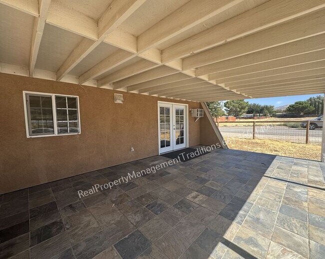 Building Photo - Cute A-frame home in Palmdale!
