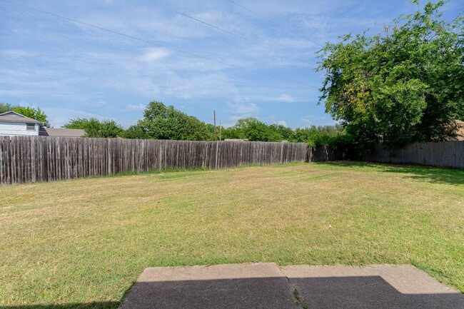 Building Photo - Single-Story Gem with Vaulted Ceilings and...