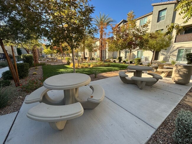 Building Photo - Beautiful 3Bed/3Bath Townhome located in Enterprise/Southern Highlands–Southwest Henderson border...