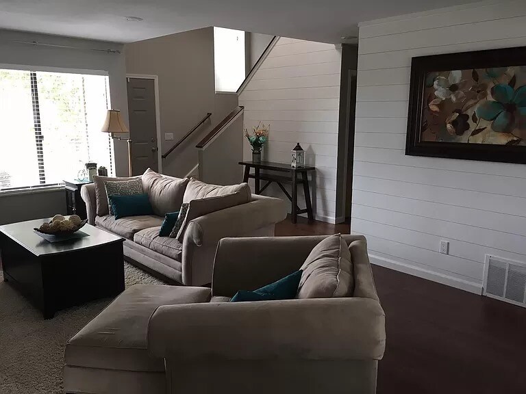Entry area - 422 Wright St