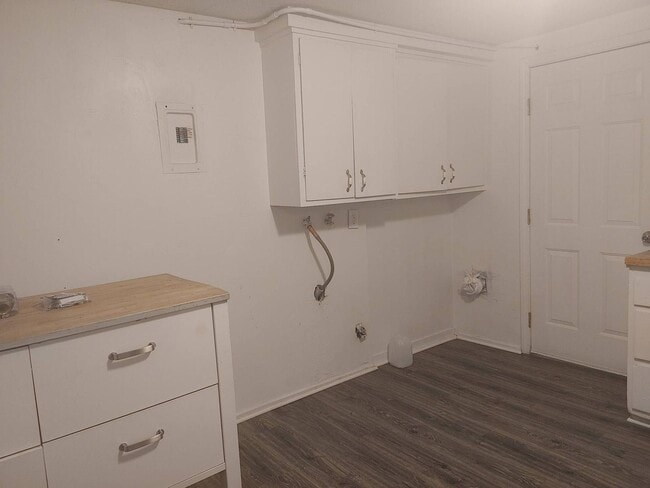 Building Photo - Quaint West Jordan Duplex w covered carport!