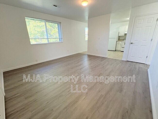 Building Photo - 2523 S Lakecrest Dr