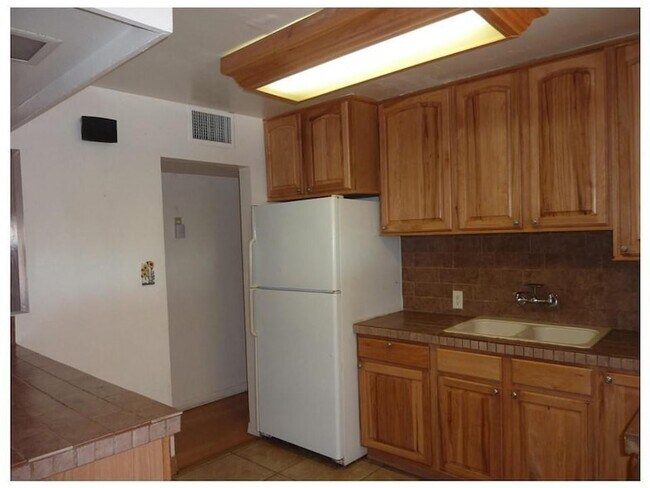 Building Photo - 3027 W San Miguel Ave