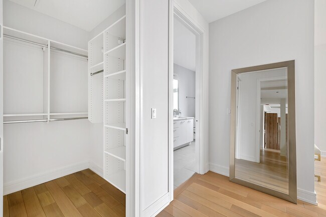 Master bedroom - 434 W Melrose St