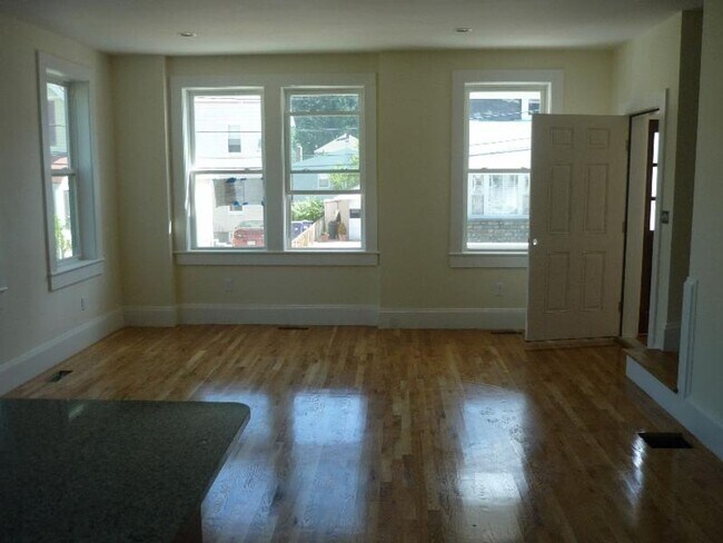 Building Photo - 10 Larose Pl
