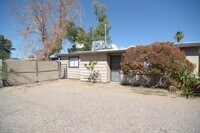 Building Photo - Charming 1 Bedroom 1 Bath Duplex! Great Ce...