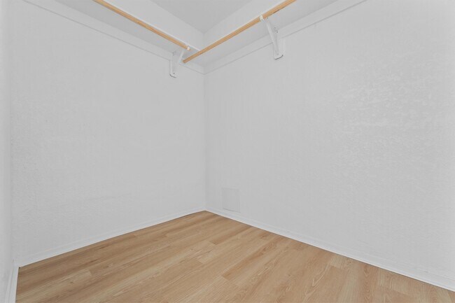 Building Photo - 3223 Deer Valley Dr