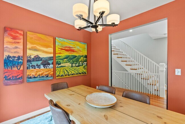 Building Photo - Spacious Kent Home | 6 Bed | 4 Bath | 4,000 Sf | Front Porch + Backyard | Detached 4-Car Garage
