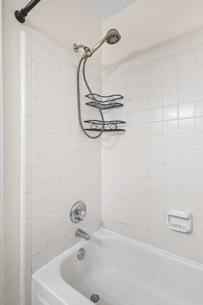 Building Photo - 3115 Pine Heights Dr NE
