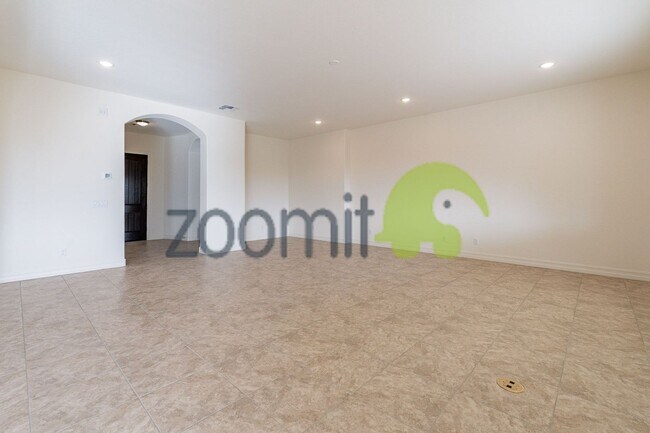 Building Photo - Beautiful Views!