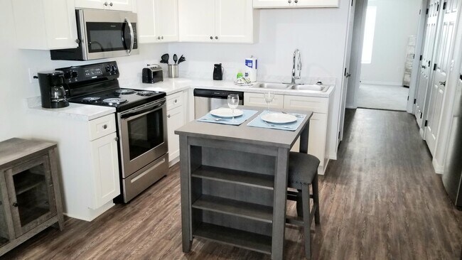 Building Photo - NEW LUXURY ONE BEDROOM APARTMENT FULLY FURNISHED