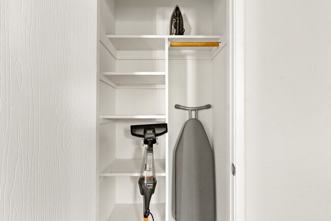 Building Photo - 1600 Villa St