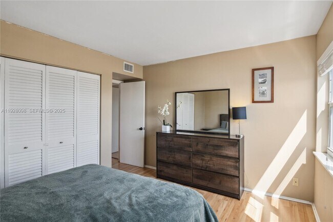 Building Photo - 401 Golden Isles Dr