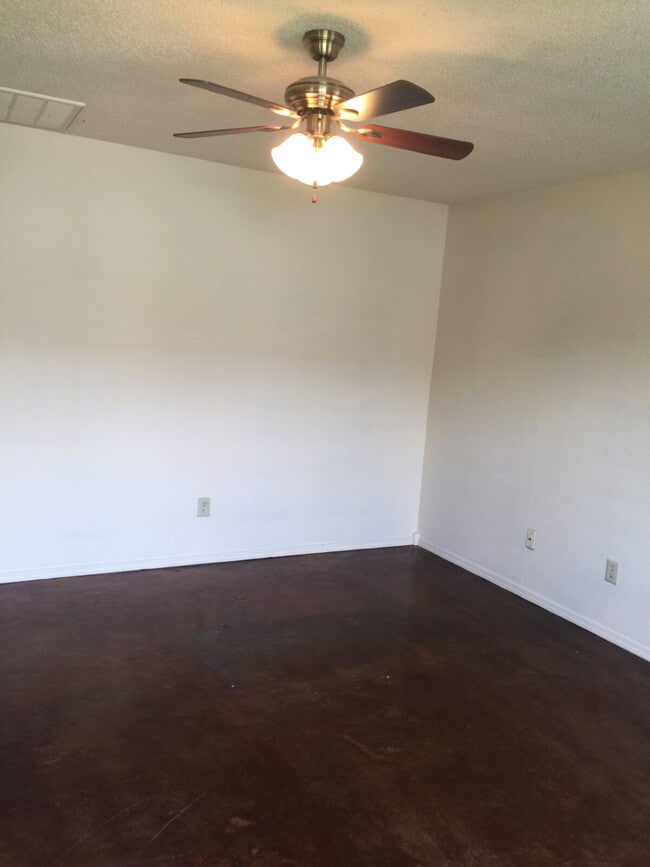 Building Photo - 687 Jill St