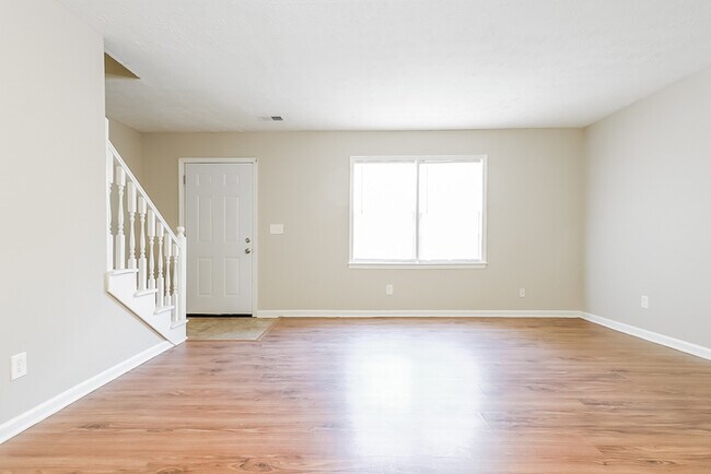 Building Photo - Roomy 3BR 1.5 spacious duplex to lease!