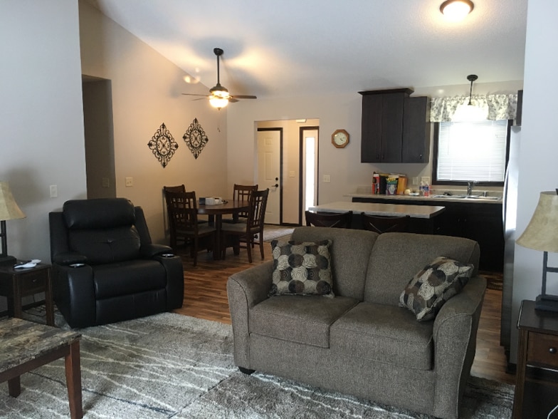 Building Photo - 1905 6th Ln SE