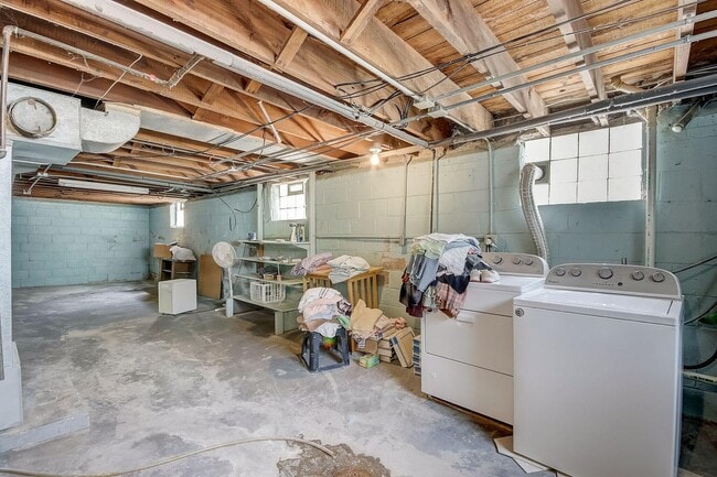 Building Photo - 2006 Grand Ave