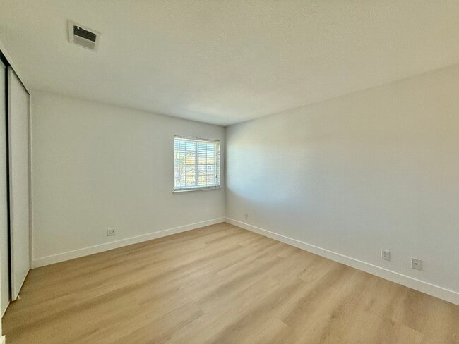 Building Photo - 4 Bedroom Home in Hollister