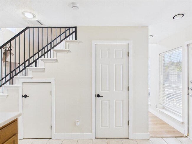 Building Photo - 5306 Beacon Dr