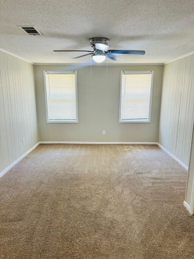 Building Photo - ** 5 Bed 2 Bath located in County Downs** ...