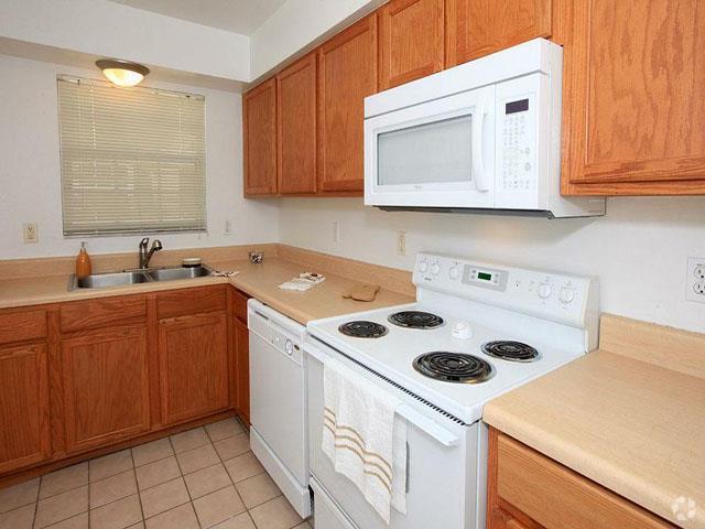 Kitchen - Lakeland Landing Apartments