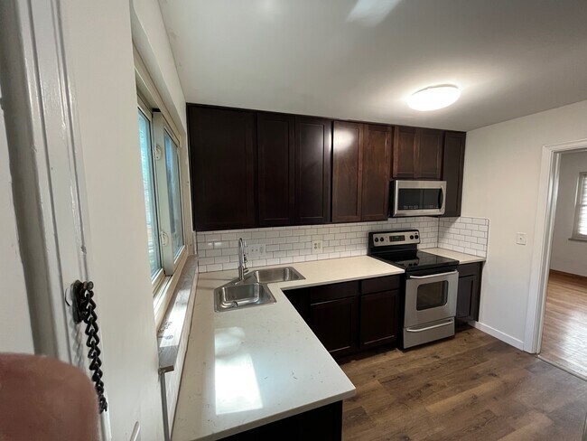 Building Photo - 3063 Sunset Dr - A