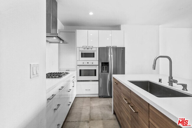 Building Photo - 2221 Ocean Ave