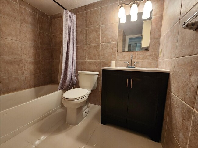 Building Photo - 2607 NE 8th Ave