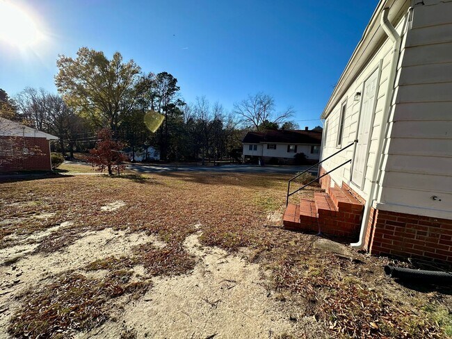 Building Photo - 2 Bedroom 1 Bathroom Home Located in South...