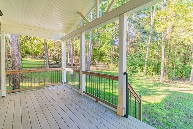 Building Photo - Beautiful 4-bedroom 2.5 bath home in desirable Brownes Ferry subdivision