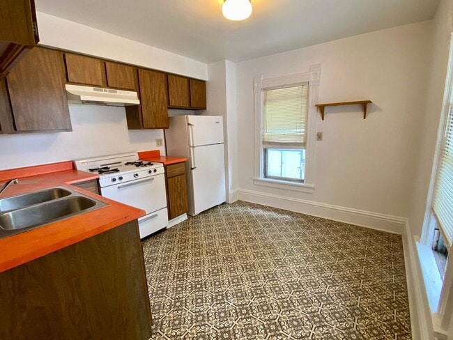 Building Photo - 947 E Gorham St