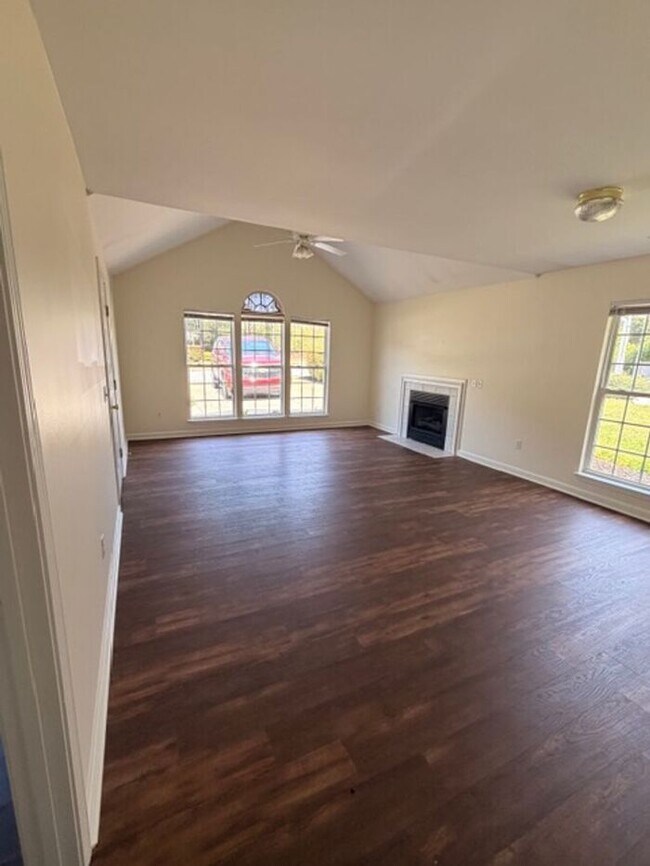 Building Photo - Beautiful and spacious! Ready for move in!